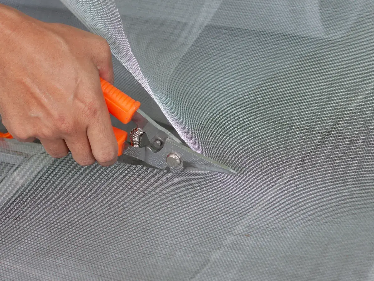 Cutting fine mesh screen