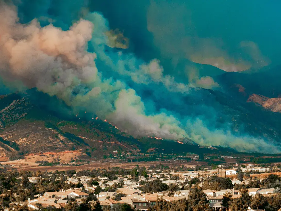 Wildfire approaching city